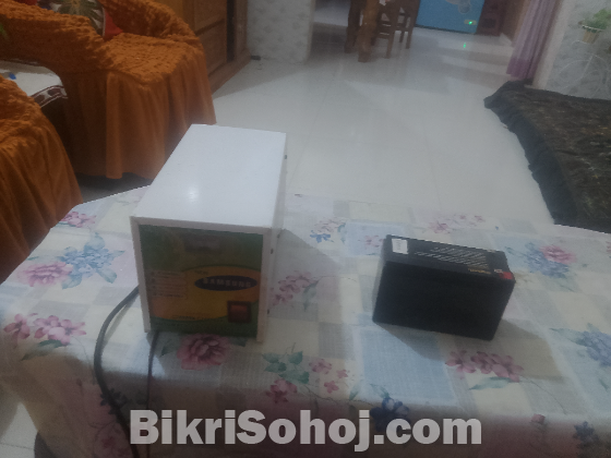 ১২ ভোল্টের দুইটি ব্যাটারি ও ১২ ভোল্টের একটি চার্জার